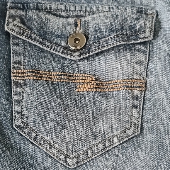 Arizona Jean Co. medium wash jean shorts with 10" inseam - Picture 3 of 8